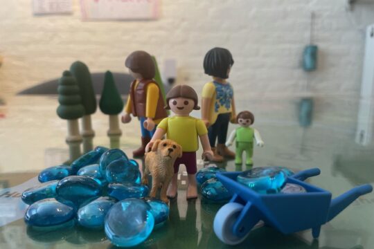 Poppetjes (gezin) met hond en kruiwagen 